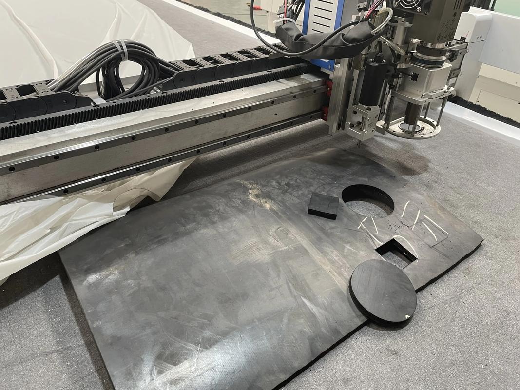 橡膠與塑料制品制造的利器 三種關鍵切割設備